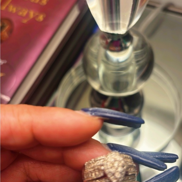 Elegant Engagement Ring - Picture 4 of 7